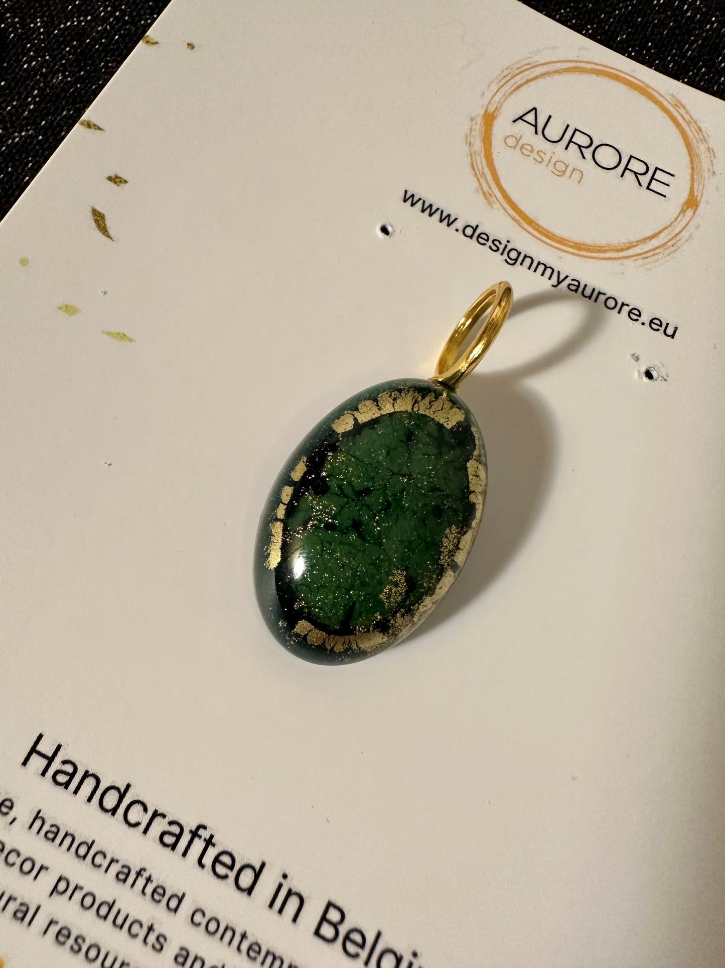 Ovalen hanger met goud afwerking, groen