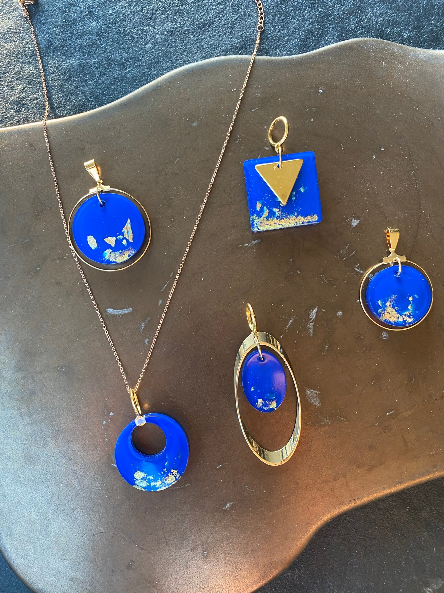 Ronde hanger met gouden rand in edelstaal, resin met 18K goudvlokken, klein