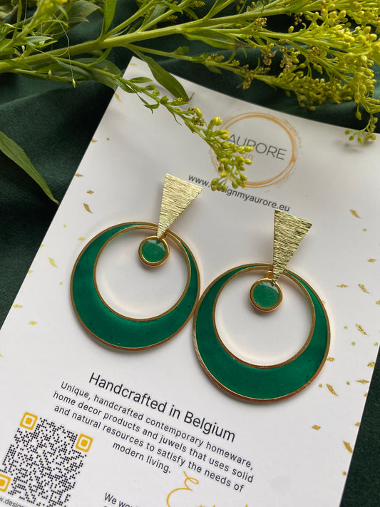 Moderne hoepeloorbellen met een hint Art Deco