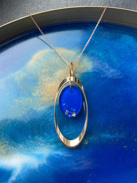 Langwerpige hanger met gouden rand, blauw resin met 18K goudvlokken