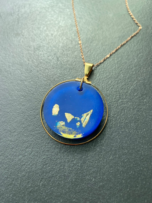 Ronde hanger met gouden rand in edelstaal, resin met 18K goudvlokken, groot